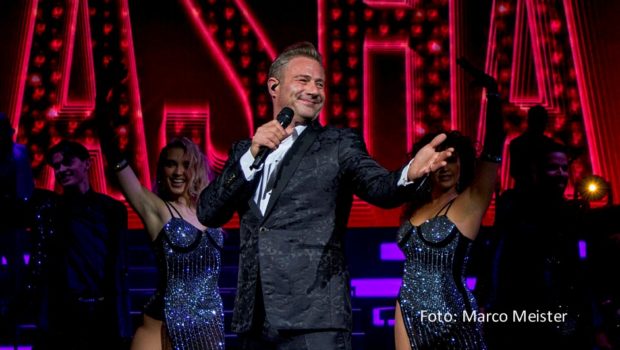 In einer neuen Ausgabe der RTL-Show „Denn sie wissen nicht, was passiert“ warten am 6. April wieder zahlreiche Überraschungen auf Barbara Schöneberger, Günther Jauch und Thomas Gottschalk. Einige Gäste stehen aber bereits fest, darunter Sänger Sasha und das Magier-Duo Ehrlich Brothers. (Foto: Marco Meister)