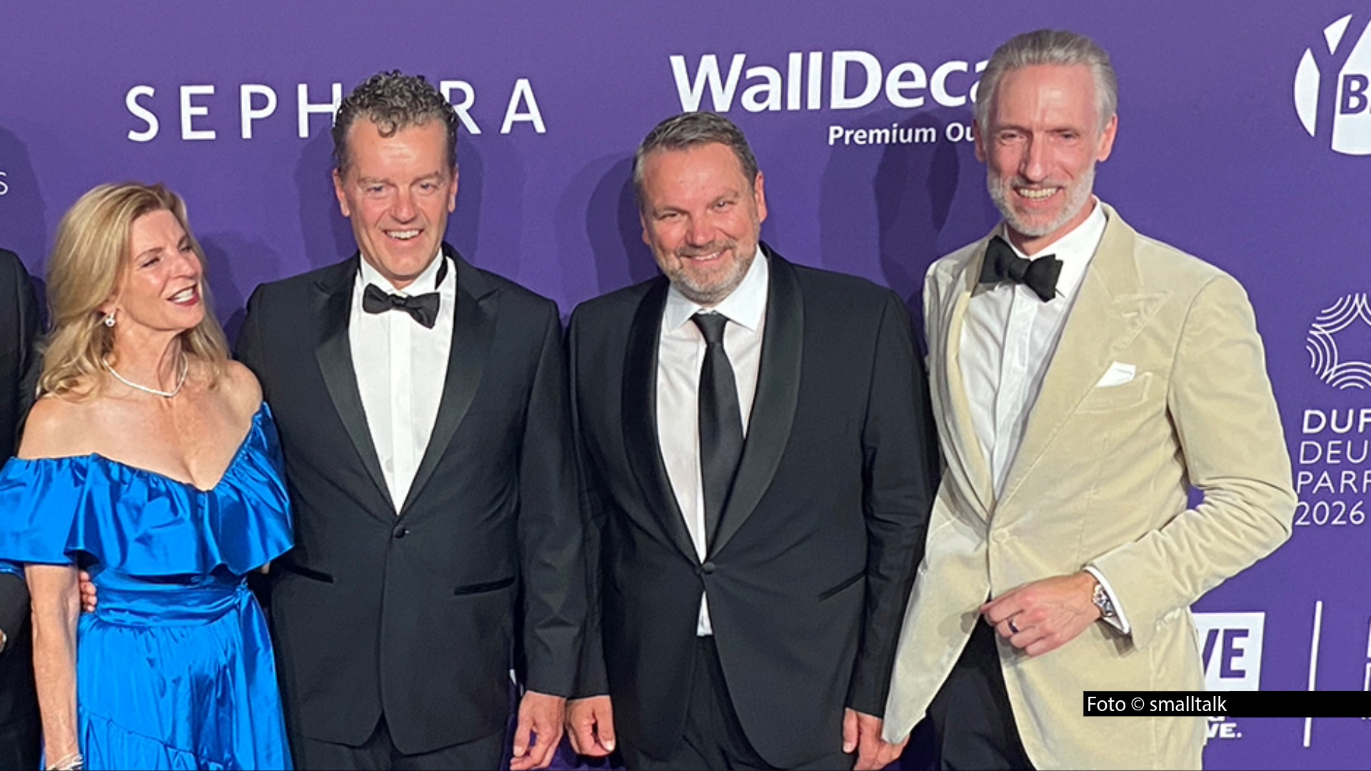 Bei der Duftstars-Verleihung in Düsseldorf begrüßten Fragrance Foundation-Präsident Udo Heuser und Geschäftsführer Andreas Fuhlisch am 18. August u.a. den Preisträger Henning Kreke und seine Frau Jane. Als Aufsichtsratsvorsitzender von Douglas richtete Kreke mahnende Wort an die Branche. Foto © smalltalk