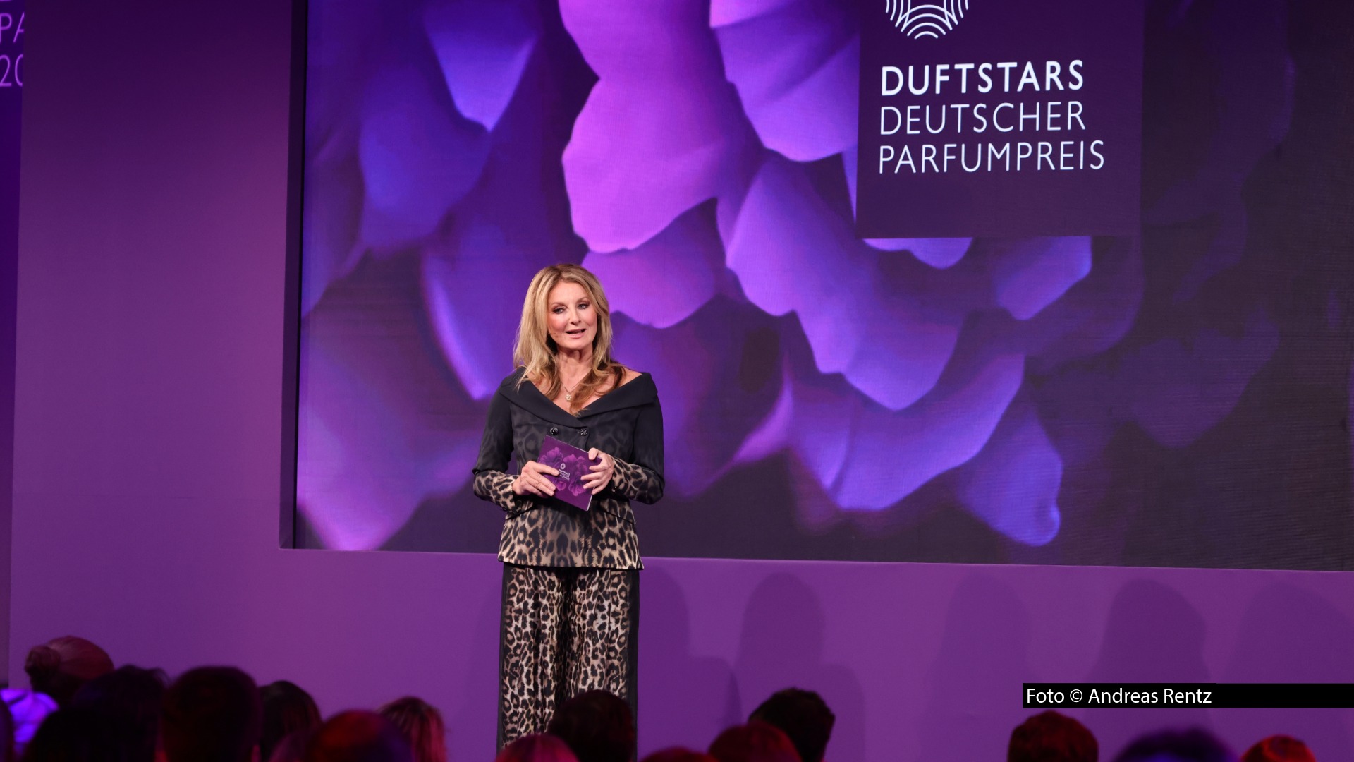 Am 18. Juni wird zum 34. Mal der Deutsche Parfumpreis Duftstars vergeben. In der Düsseldorfer Rheinterrasse kommen dafür zahlreiche Gäste wie Sylvie Meis, Alexander Kumptner oder auch Jeannine Michaelsen zusammen. Durch den Abend führt erneut Frauke Ludowig.