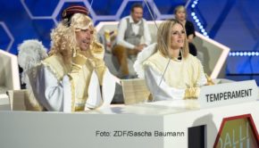 Zur großen Weihnachtsausgabe des reaktivierten Showklassikers „Dalli Dalli“, die das ZDF am 25. Dezember ausstrahlt, gehört auch angemessene Kleidung der prominenten Kandidaten. Von daher gehen u.a. Schlagerstar Florian Silbereisen und Moderatorin Michelle Hunziker im Engelskostüm ins Rennen. (Foto: ZDF/Sascha Baumann)