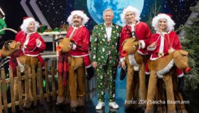 Moderator Johannes B. Kerner und die prominenten Kandidatinnen und Kandidaten werfen sich in Schale, um die neue Ausgabe von „Dalli Dalli“ am 1. Weihnachtstag angemessen zu bestreiten. Mit dabei sind u.a. Kristina Inhof, Jochen Breyer, Edin Hasanovic und Annette Frier. (Foto: ZDF/Sascha Baumann)