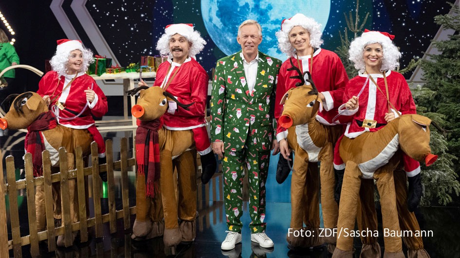 Moderator Johannes B. Kerner und die prominenten Kandidatinnen und Kandidaten werfen sich in Schale, um die neue Ausgabe von „Dalli Dalli“ am 1. Weihnachtstag angemessen zu bestreiten. Mit dabei sind u.a. Kristina Inhof, Jochen Breyer, Edin Hasanovic und Annette Frier. (Foto: ZDF/Sascha Baumann)