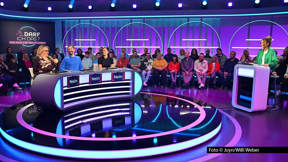 Zur zweiten Ausgabe ihrer Sat.1-Show „Darf ich das? Das Quiz für Rechthaber“ begrüßt Moderatorin Laura Karasek am 20. Februar wieder drei prominente Gäste: Ilka Bessin; Daniel Boschmann und Amira Aly versuchen, Antworten auf ungewöhnliche Rechtsfragen aus dem Alltag zu finden. (Foto: Joyn/Willi Weber)