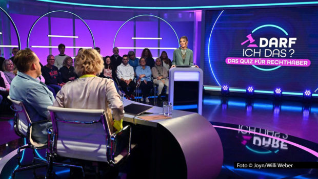 Quizmasterin Laura Karasek lädt am 13. März zu einer neuen Ausgabe ihrer Sat.1-Show „Darf ich das?“ ein. Einmal mehr geht’s darin um humorvolle Einschätzung zu kniffligen Rechtsfragen. Prominente Rategäste sind Lisa Feller, Axel Stein und Mirja Boes. Foto: © Joyn/Willi Weber