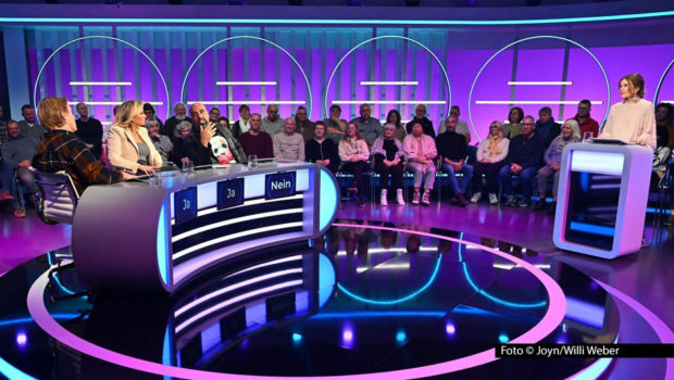 Quizmasterin Laura Karasek führt am 3. April in Sat.1 durch die letzte Staffelfolge der Show „Darf ich das? Das Quiz für Rechthaber“. Das dreiköpfige Panel, das sich unterhaltsam mit kuriosen Rechtsfragen befasst, bilden diesmal Simon Gosejohann; Evelyn Burdecki und Abdelkarim. (Foto: © Joyn/Willi Weber)