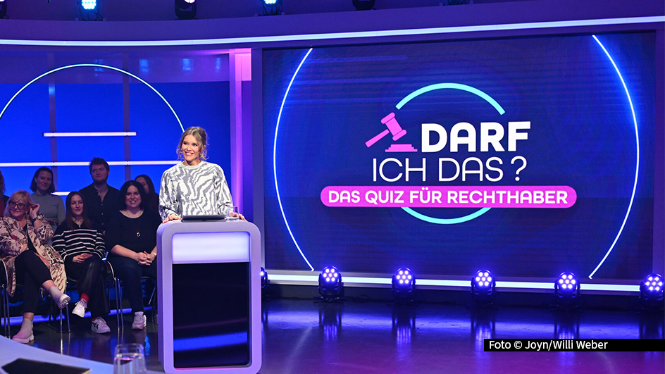 Darf man beim Autofahren Bier trinken? Muss ich den Verlobungsring zurückgeben, wenn der Partner das nach der Trennung fordert? Darf ich mein Kind verpflichten, im Haushalt zu helfen? In der neuen SAT.1-Show "Darf ich das? Das Quiz für Rechthaber" stellt Moderatorin und Juristin Laura Karasek ihren drei Promi-Gästen Fragen über Fragen, mit humorvollen und fundierten Antworten gibt - ab Donnerstag, 13. Februar 2025, um 22:20 Uhr in SAT.1 und auf Joyn. Zum Auftakt stellen sich Mirja Boes, Lisa Feller und Axel Stein kuriosen Rechtsfragen und juristischen Zuschauerfragen. Produziert wird "Darf ich das?" von Fandango. Titel: Darf ich das? Das Quiz für Rechthaber; Folge: 1; Person: Laura Karasek; Copyright: Joyn/Willi Weber; Fotograf: Willi Weber; Bildredakteur: Nadine Vaders; Dateiname: 3126634.JPG; Rechtehinweis: Dieses Bild darf honorarfrei für redaktionelle Zwecke und nur im Rahmen der Programmankündigung verwendet werden. Andere Veröffentlichungen sind nur nach Rücksprache und ausdrücklicher Genehmigung der Seven.One Entertainment Group GmbH möglich. Nicht für EPG! Verwendung nur mit vollständigem Copyrightvermerk. Das Foto darf nicht verändert, bearbeitet und nur im Ganzen verwendet werden. Es darf nicht archiviert werden. Es darf nicht an Dritte weitergeleitet werden. Aneinanderreihung/Zusammenlegung/Kopplung von Bildern zum Zweck der Erstellung von Slide-Shows o.ä. nicht gestattet; Verbindung/Einfügen/Anfügen von Werbung nicht gestattet. Bei Fragen: foto@seven.one Voraussetzung für die Verwendung dieser Programmdaten ist die Zustimmung zu den Allgemeinen Geschäftsbedingungen der Presselounges der Sender der Seven.One Entertainment Group GmbH. / Weiterer Text über ots und www.presseportal.de/nr/6708 / Die Verwendung dieses Bildes für redaktionelle Zwecke ist unter Beachtung aller mitgeteilten Nutzungsbedingungen zulässig und dann auch honorarfrei. Veröffentlichung ausschließlich mit Bildrechte-Hinweis.
