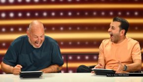 Die Spitzenköche Frank Rosin und Ali Güngörmüş haben Spaß und stellen sich fernab der Küche kniffligen Fragen. Ob sie ausgekocht genug sind, ist am 30. April um 20:15 Uhr in der Sat.1-Quizshow „Das 1% Quiz – Wie clever ist Deutschland?“ mit Moderator Jörg Pilawa zu sehen. Foto © Joyn/Willi Weber