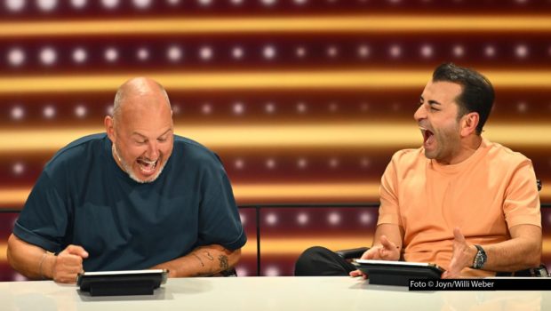 Die Spitzenköche Frank Rosin und Ali Güngörmüş haben Spaß und stellen sich fernab der Küche kniffligen Fragen. Ob sie ausgekocht genug sind, ist am 30. April um 20:15 Uhr in der Sat.1-Quizshow „Das 1% Quiz – Wie clever ist Deutschland?“ mit Moderator Jörg Pilawa zu sehen. Foto © Joyn/Willi Weber