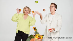 Ab Ende August gehen Schauspielerin Elena Uhlig und Arzt Dr. Johannes Wimmer mit dem nachmittäglichen Service-Format „Leichter leben“ im Ersten auf Sendung. Auf der Agenda stehen Medizin, Ernährung, Bewegung und emotionale Fragen. (Foto: ARD/NDR/Petra Stadler)