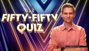 Comedian Fabian Köster moderiert ab August die neue Wissens-Spielshow „Das Fifty-Fifty Quiz“ im NDR Fernsehen. In der Adaption eines britischen Erfolgsformats treten Promi-Teams gegeneinander an. Der Herausforderung stellen sich u.a. Laura Karasek, Oliver Welke und Jens Riewa. Foto © NDR/René Schiffer