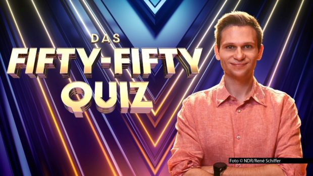 Comedian Fabian Köster moderiert ab August die neue Wissens-Spielshow „Das Fifty-Fifty Quiz“ im NDR Fernsehen. In der Adaption eines britischen Erfolgsformats treten Promi-Teams gegeneinander an. Der Herausforderung stellen sich u.a. Laura Karasek, Oliver Welke und Jens Riewa. Foto © NDR/René Schiffer