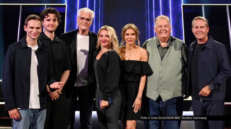 Comedian und Quizmaster Fabian Köster lädt am 23. August zu einer weiteren Ausgabe von „Das Fifty-Fifty-Quiz im NDR-Fernsehen ein. An den Start gehen die Kandidaten-Duos Fayn und Sky du Mont, Evelyn Burdecki und Laura Karasek sowie Michael Thürnau und Hinnerk Baumgarten. (Foto © Uwe Ernst/NDR/BBC Studios Germany)