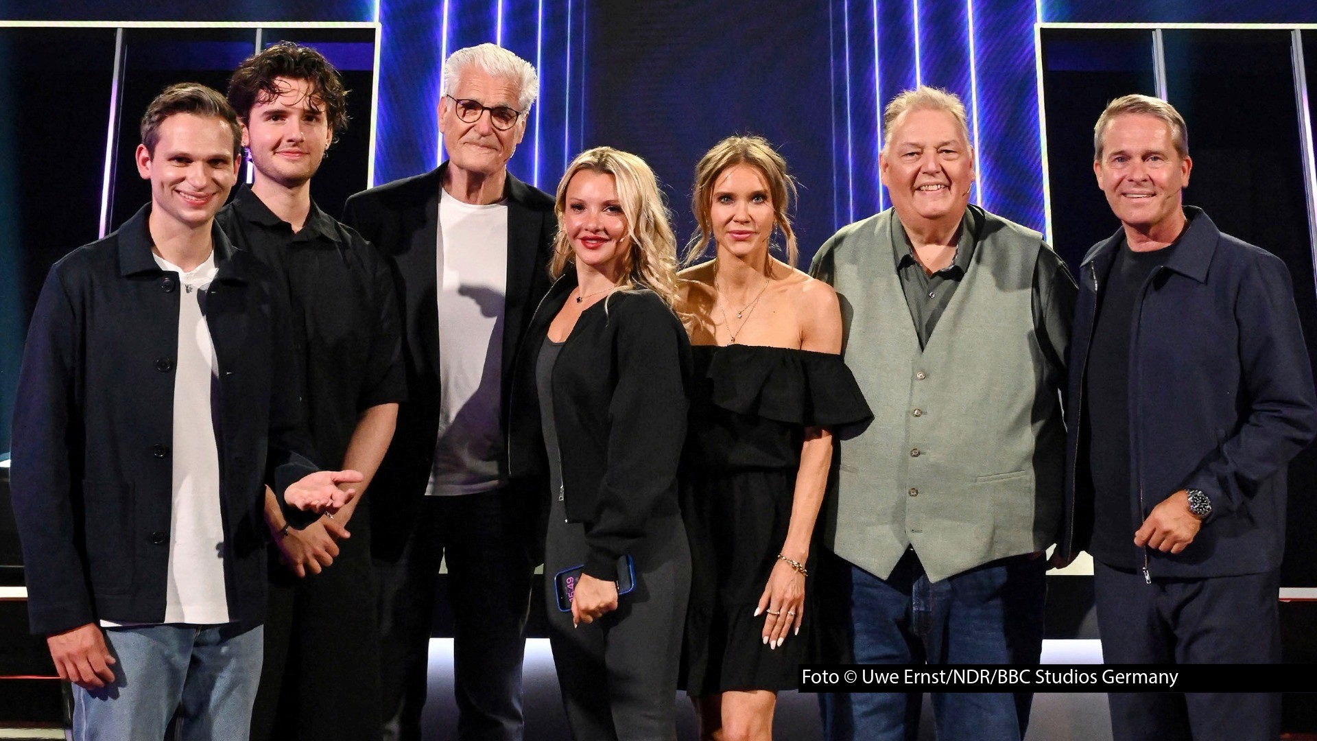 Comedian und Quizmaster Fabian Köster lädt am 23. August zu einer weiteren Ausgabe von „Das Fifty-Fifty-Quiz im NDR-Fernsehen ein. An den Start gehen die Kandidaten-Duos Fayn und Sky du Mont, Evelyn Burdecki und Laura Karasek sowie Michael Thürnau und Hinnerk Baumgarten. (Foto © Uwe Ernst/NDR/BBC Studios Germany)