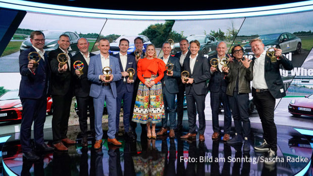 Am gestrigen Dienstag wurde im Berliner Axel-Springer-Hochhaus zum 45. Mal „Das goldene Lenkrad“ verliehen. Durch die Gala von „Auto Bild“ und „Bild am Sonntag“, bei der mehr als die Hälfte der Preise an E-Autos ging, führte Barbara Schöneberger. (Foto: Bild am Sonntag/Sascha Radke)