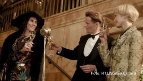 Die reale Geschichte des Berliner Kaufhauses Jonass bildet die Grundlage für die historische Serie „Das Haus der Träume“, deren erste Staffel ab dem 18. September bei RTL+ abrufbar ist. Als Darsteller wirken u.a. Nina Kunzendorf, Alexander Scheer und Valery Tscheplanowa mit. (Foto: RTL/Stefan Erhard)