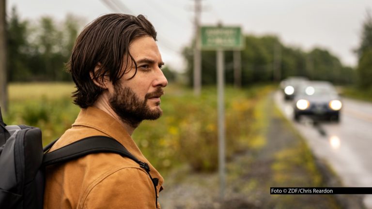Basierend auf einem Roman von Stephen King erzählt „Das Institut“ von einer mysteriösen Einrichtung, in die Kinder mit übersinnlichen Fähigkeiten verschleppt werden. Die achtteilige Serienverfilmung mit u.a. Ben Barnes läuft im Herbst 2026 als Binge-Event bei ZDFneo und auch auf dem ZDF-Streamingportal. Foto © ZDF/Chris Reardon