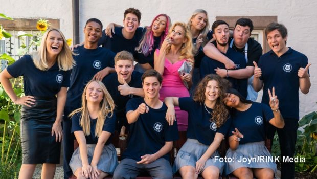 Beim Streaming-Dienst Joyn beginnt heute Staffel 3 der Jugendserie „Das Internat“. Der Cast besteht überwiegend aus Influencern. Die Rolle von Schuldirektorin Meyer-Stäblein übernimmt einmal mehr Sonya Kraus. (Foto: Joyn/RINK Media)