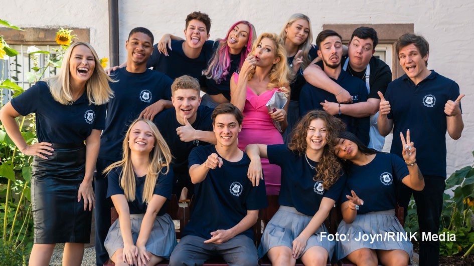 Beim Streaming-Dienst Joyn beginnt heute Staffel 3 der Jugendserie „Das Internat“. Der Cast besteht überwiegend aus Influencern. Die Rolle von Schuldirektorin Meyer-Stäblein übernimmt einmal mehr Sonya Kraus. (Foto: Joyn/RINK Media)