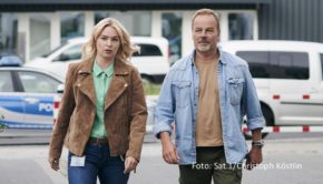 In der neuen Sat.1-Vorabendserie sind Till Demtrøder und Vanessa Eckart als Harry und Hanna Stein nicht nur Vater und Tochter, sondern auch Polizeikollegen in einem kleinen Ort auf Rügen. Ab dem 11. Januar lösen sie montags bis freitags ihre Fälle in „Das Küstenrevier“. (Foto: Sta.1/Christoph Köstlin)