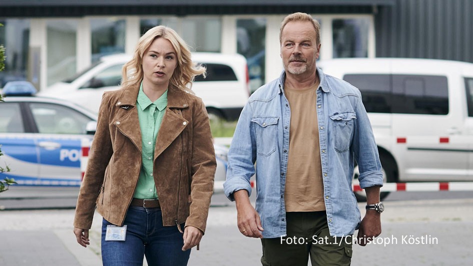 In der neuen Sat.1-Vorabendserie sind Till Demtrøder und Vanessa Eckart als Harry und Hanna Stein nicht nur Vater und Tochter, sondern auch Polizeikollegen in einem kleinen Ort auf Rügen. Ab dem 11. Januar lösen sie montags bis freitags ihre Fälle in „Das Küstenrevier“. (Foto: Sta.1/Christoph Köstlin)
