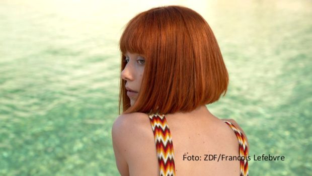 Die sechsteilige Roman-Adaption „Das Mädchen und die Nacht“ mit u.a. Ivanna Sakhno kommt im August ins lineare Programm und in die Mediathek des ZDF. Darin wird ein erfolgreicher britischer Schriftsteller mit dunklen Punkten aus seiner Jugendzeit in Südfrankreich konfrontiert. (Foto: ZDF/Francois Lefebvre)