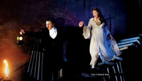 Seit 40 Jahren feiert Andrew Lloyd Webbers Musical „Das Phantom der Oper“ international Erfolge. Eine Neuinszenierung des Briten Cameron Mackintosh kommt nun erstmals nach Deutschland. Ab dem 5. November ist die aufwendige Produktion im Musical Dome in Köln zu sehen. Foto © Alastair Muir