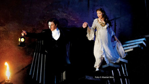 Seit 40 Jahren feiert Andrew Lloyd Webbers Musical „Das Phantom der Oper“ international Erfolge. Eine Neuinszenierung des Briten Cameron Mackintosh kommt nun erstmals nach Deutschland. Ab dem 5. November ist die aufwendige Produktion im Musical Dome in Köln zu sehen. Foto © Alastair Muir