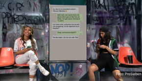 Zum vierten und vorerst letzten Mal versteckt sich am heutigen 16. November bei „Wer ist das Phantom?“ auf ProSieben ein Prominenter unter dem titelgebenden Kostüm. Dabei stellt auch das Bushaltestellen-Comedy-Duo Isabella Luna und Negah Amiri das Rateteam wieder vor einige Herausforderungen. (Foto: ProSieben)
