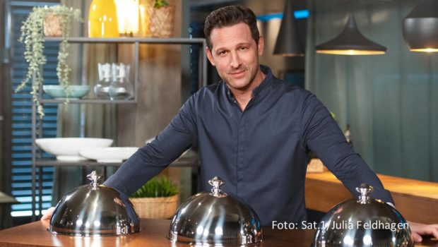 Der Wiener Starkoch Alexander Kumptner geht am 13. Mai mit der werktäglichen Show „Das Schnäppchen“-Menü an den Start. Sie ist Teil des neuen kulinarischen Nachmittagsprogramms in Sat.1, zu dem auch Johann Lafer mit „Drei Teller für Lafer“ seinen Beitrag leistet. (Foto: Sat.1/Julia Feldhagen)