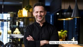 Am 21. Mai startet Spitzenkoch Alexander Kumptner mit seiner neuen Sat.1-Show „Das Schnäppchen-Menü“ in die zweite Sendewoche. Täglich um 16:00 Uhr müssen ihn die Kandidaten-Paare mit preiswerten, aber trotzdem abwechslungsreichen und leckeren Speisen überzeugen. (Foto: Sat.1/Julia Feldhagen)