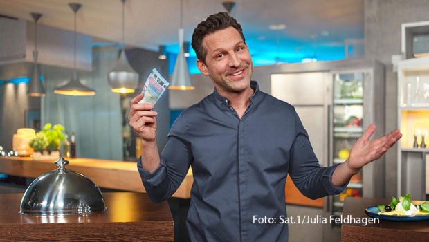 Am 17. Juni startet auf Sat.1 eine neue Woche der Kochshow „Das Schnäppchen-Menü“. Unter den wachsamen Augen von Spitzenkoch Alexander Kumptner müssen zwei Teams mit knappem Budget ein kreatives Drei-Gänge-Menü zubereiten. Dem besten Duo winkt eine Gewinnsumme von 500 Euro. (Foto: Sat.1/Julia Feldhagen)