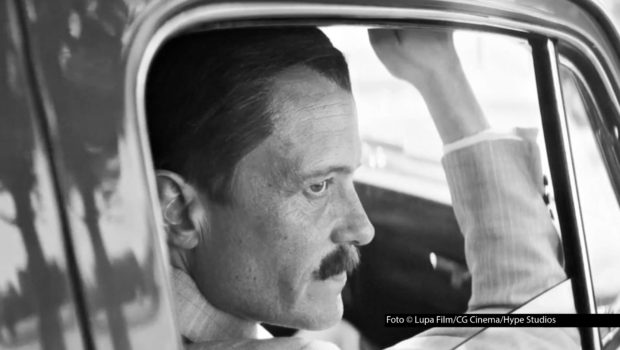 Ab dem 23. Juni zeigt MagentaTV+ exklusiv den Film „Das Verschwinden des Josef Mengele“. Die Verfilmung des gleichnamigen preisgekrönten Romans mit August Diehl in der Titelrolle porträtiert das Leben des KZ-Arztes Josef Mengele nach seiner Flucht nach Südamerika. Foto © Lupa Film/CG Cinema/Hype Studios