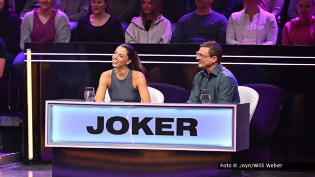 Sat.1 zeigt am 26. Juni eine neue Ausgabe der von Jörg Pilawa moderierten Show „Das große Allgemeinwissensquiz“. Unterstützt werden die Kandidatinnen und Kandidaten diesmal von Sängerin Vanessa Mai und Schauspieler Florian Lukas. Sie raten als prominente Joker mit. Foto © Joyn/Willi Weber