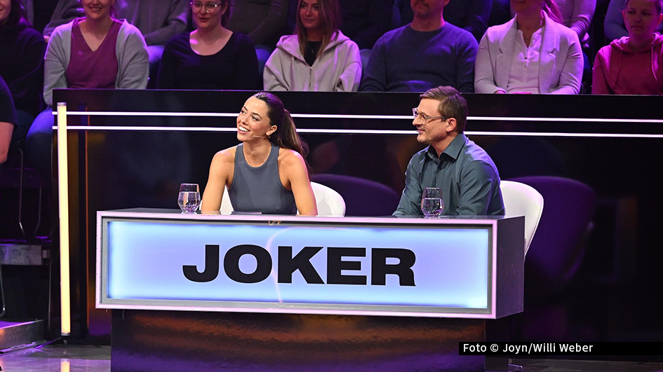 Sat.1 zeigt am 26. Juni eine neue Ausgabe der von Jörg Pilawa moderierten Show „Das große Allgemeinwissensquiz“. Unterstützt werden die Kandidatinnen und Kandidaten diesmal von Sängerin Vanessa Mai und Schauspieler Florian Lukas. Sie raten als prominente Joker mit. Foto © Joyn/Willi Weber