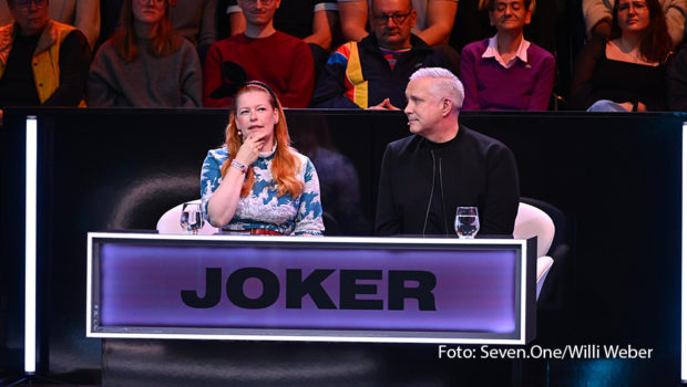 In Sat.1 steht am 2. Mai eine neue Ausgabe von „Das große Allgemeinwissensquiz“ auf dem Sendeplan. Moderator Jörg Pilawa begrüßt zur Primetime wieder zwei Kandidatinnen und Kandidaten, die sich um eine Gewinnsumme von bis zu 50.000 Euro duellieren. Unterstützung bekommen sie dabei von den prominenten Jokern Enie van de Meiklokjes und Alexander Herrmann. (Foto: Seven.One/Willi Weber)