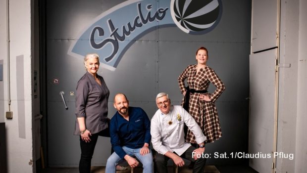 Die Juroren Bettina Schliephake-Burchardt, Christian Hümbs und Günther Koerffer sowie Moderatorin Enie van de Meiklokjes begrüßen am 1. Mai noch fünf Teams zur zweiten Runde von „Das große Backen – Die Profis“ in Sat.1. Eine Aufgabe dreht sich diesmal um das Thema „Jahrmarkt“. (Foto: Sat.1/Claudius Pflug)