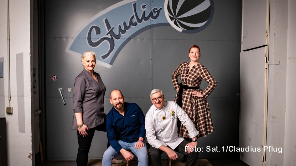 Die Juroren Bettina Schliephake-Burchardt, Christian Hümbs und Günther Koerffer sowie Moderatorin Enie van de Meiklokjes begrüßen am 1. Mai noch fünf Teams zur zweiten Runde von „Das große Backen – Die Profis“ in Sat.1. Eine Aufgabe dreht sich diesmal um das Thema „Jahrmarkt“. (Foto: Sat.1/Claudius Pflug)
