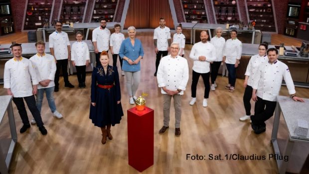 Zwölf Kandidatinnen und Kandidaten aus den Bereichen Konditorei, Patisserie und Chocolaterie treten ab dem 24. April zur vierten Staffel von „Das große Backen – Die Profis“ in Sat.1 an. Moderatorin Enie van de Meiklokjes führt durch den Wettbewerb, bei dem wieder Bettina Schliephake-Burchardt, Christian Hümbs und Günther Koerffer die Jury bilden. (Foto: Sat.1/Claudius Pflug)