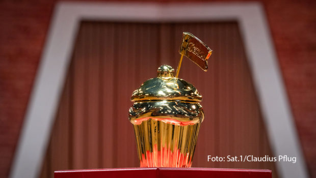 Am Sonntag, den 4. Juni, geht es bei „Das große Backen – Die Profis“ in die finale Runde im Kampf um den Goldenen Cupcake. Moderatorin Enie van de Meiklokjes begrüßt ein letztes Mal die zwei verbliebenden Profi-Duos, die sich in zwei finalwürdigen Challenges duellieren müssen. (Foto: Sat.1/Claudius Pflug)