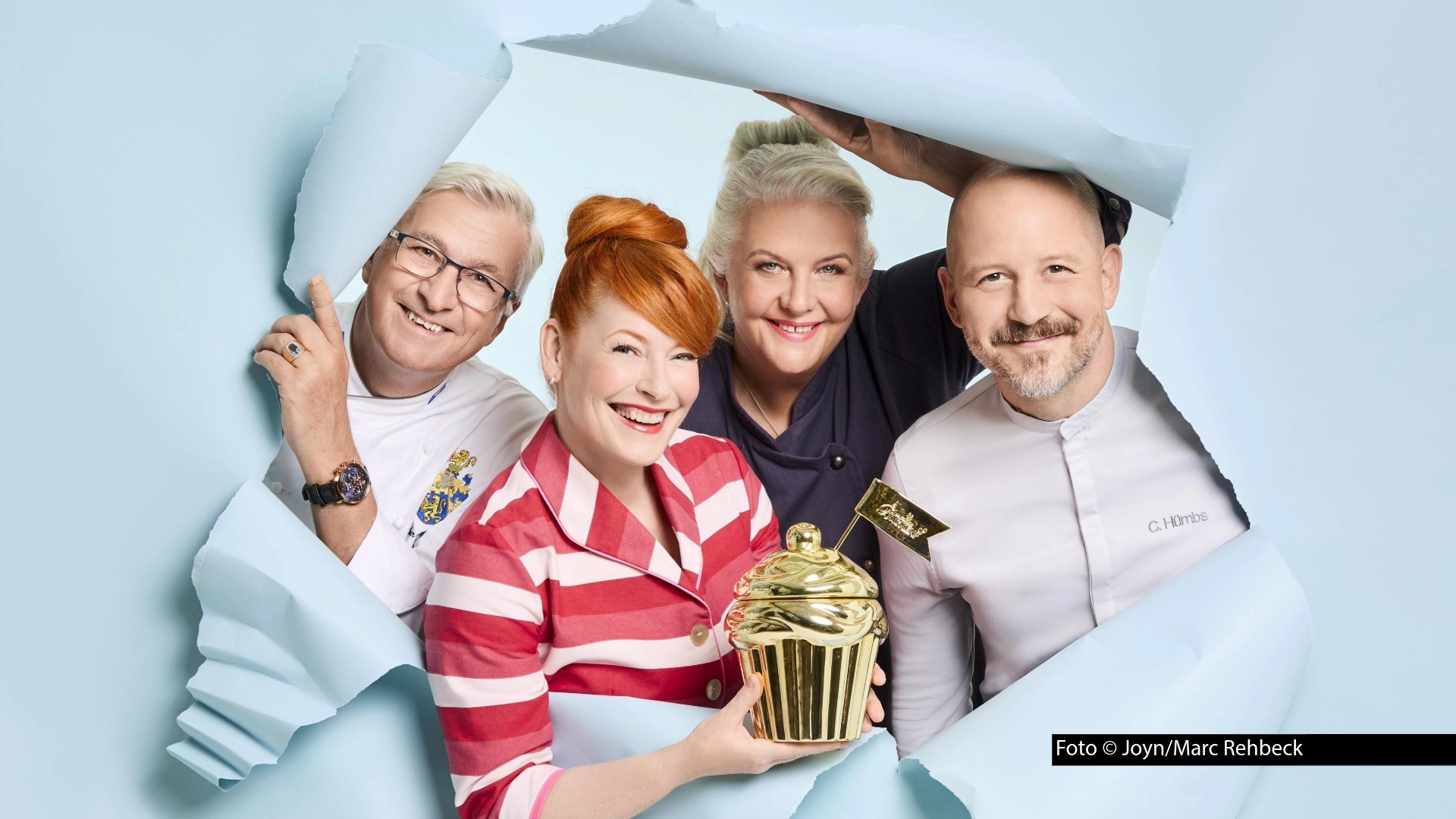 Am 27. Mai startet eine neue Staffel von „Das große Backen – Die Profis“ in Sat.1. Acht Kandidatinnen und Kandidaten wollen die Juroren Günther Körffer, Bettina Schliephake-Burchardt und Christian Hümbs von ihren Qualitäten überzeugen. Durch das Geschehen führt wieder Enie van de Meiklokjes. Foto © Joyn/Marc Rehbeck