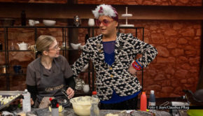 In der zweiten Staffelrunde der Sat.1-Show „Das große Backen – Die Profis“ bekommt das Jury-Trio Christian Hümbs, Bettina Schliephake-Burchardt und Günther Koerffer glamouröse Verstärkung: Entertainer Julian F.M. Stoeckel begutachtet die Schoko-Kopfbedeckung, die die Kandidaten kreieren. Foto © Joyn/Claudius Pflug