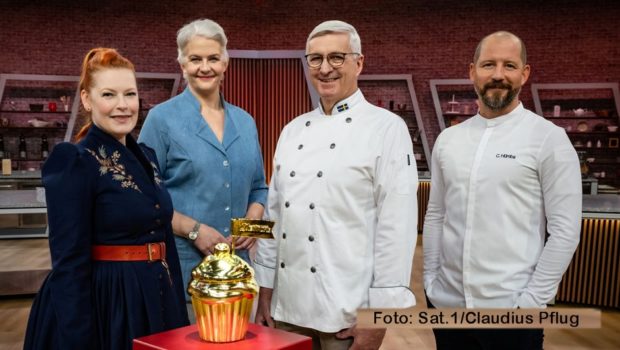 Eine weitere Staffel von „Das große Backen – Die Profis“ steht ab dem 24. April in Sat.1 auf dem Programm. Moderatorin Enie van de Meiklokjes sowie das Jury-Trio Bettina Schliephake-Burchardt, Günther Koerffer und Christian Hümbs empfangen zum Auftakt zwölf Kandidatinnen und Kandidaten. (Foto: Sat.1/Claudius Pflug)