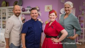 Die Jubiläumsstaffel von „Das große Backen“ geht mit Tim Raue als prominentem Gast weiter. Am 18. September begrüßen Moderatorin Enie van de Meiklokjes sowie die Juroren Christian Hümbs und Bettina Schliephake-Burchardt den Spitzenkoch im Sat.1-Backzelt. (Foto: Sat.1/Claudius Pflug)