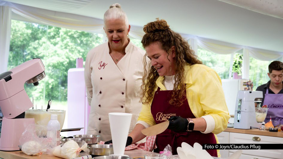 Hobbybäckerin Monika geht am 27. August mit der roten Schürze als beste Teilnehmerin der Vorwoche in „Das große Backen“ in Sat.1. Bettina Schliephake-Burchardt und ihr Jury-Kollege Christian Hümbs haben auch diesmal wieder drei anspruchsvolle Aufgaben vorbereitet.