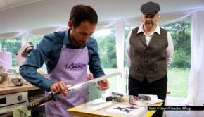 Jurorin Bettina „Sherlock“ Schliephake-Burchardt hat das Geschehen in der Sat.1-Show „Das große Backen“ am 3. September ganz besonders fest im Blick. Diesmal geht’s für Christian-Johannes und seine acht Konkurrenten nämlich um u.a. eine Backaufgabe mit kriminellem Inhalt. Foto © Joyn/Claudius Pflug