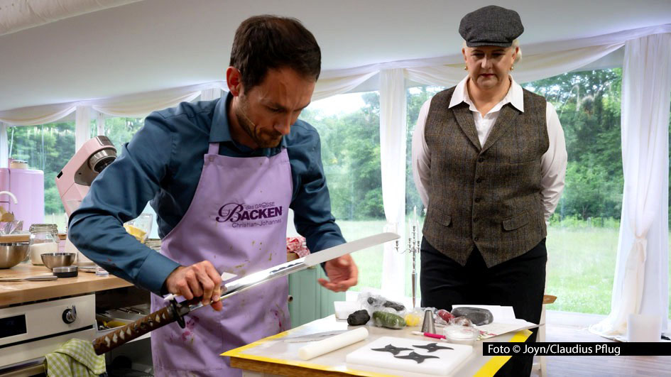 Jurorin Bettina „Sherlock“ Schliephake-Burchardt hat das Geschehen in der Sat.1-Show „Das große Backen“ am 3. September ganz besonders fest im Blick. Diesmal geht’s für Christian-Johannes und seine acht Konkurrenten nämlich um u.a. eine Backaufgabe mit kriminellem Inhalt. Foto © Joyn/Claudius Pflug