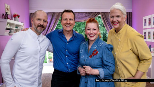 (v.l.n.r.) Christian Hümbs, Markus Grigo; Enie van de Meiklokjes; Bettina Schliephake-Burchardt HP_Das große Backen_1305_Christian Huembs-Markus-Grigo-Enie-van-de-Meiklokjes-Bettina-Schliephake-Burchardt_Foto-Joyn_Claudius-Pflug.