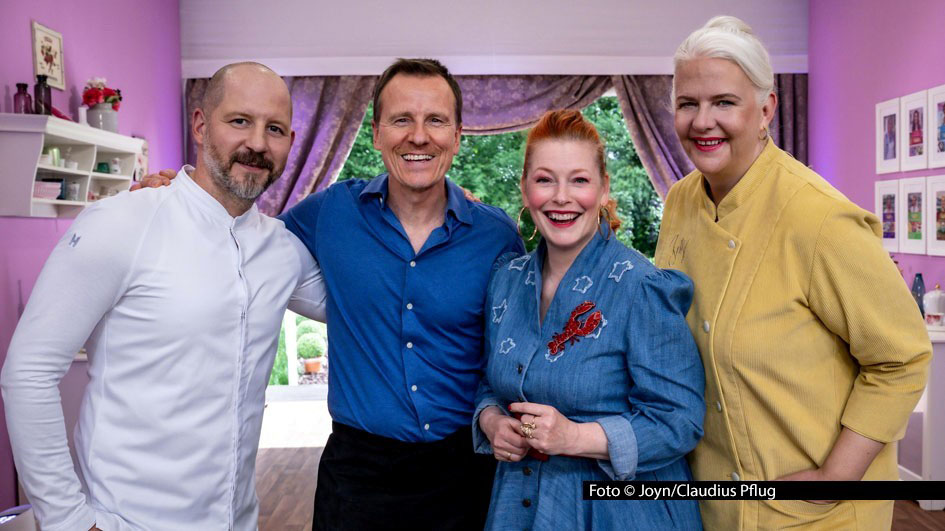 (v.l.n.r.) Christian Hümbs, Markus Grigo; Enie van de Meiklokjes; Bettina Schliephake-Burchardt HP_Das große Backen_1305_Christian Huembs-Markus-Grigo-Enie-van-de-Meiklokjes-Bettina-Schliephake-Burchardt_Foto-Joyn_Claudius-Pflug.