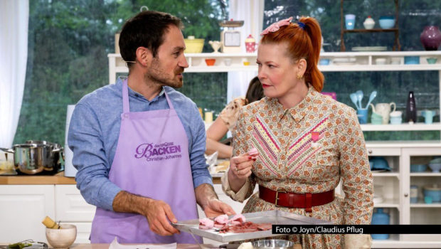 Die Sat.1-Show „Das große Backen“ geht am 17. September in die nächste Runde. Moderatorin Enie van de Meiklokjes begrüßt dazu wieder Hobbybäcker Christian-Johannes und sechs weitere Teilnehmerinnen und Teilnehmer; die sich weiterhin Hoffnungen auf den Gesamtsieg machen können. Foto © Joyn/Claudius Pflug