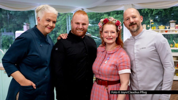 In der Sat.1-Show „Das große Backen“ bekommen Moderatorin Enie van de Meiklokjes sowie das Jury-Duo Bettina Schliephake-Burchardt und Christian Hümbs am 24. September Besuch. Der Sieger der zehnten Staffel, Raheem, kehrt als Gastjuror zurück. Foto-Joyn_Claudius-Pflug